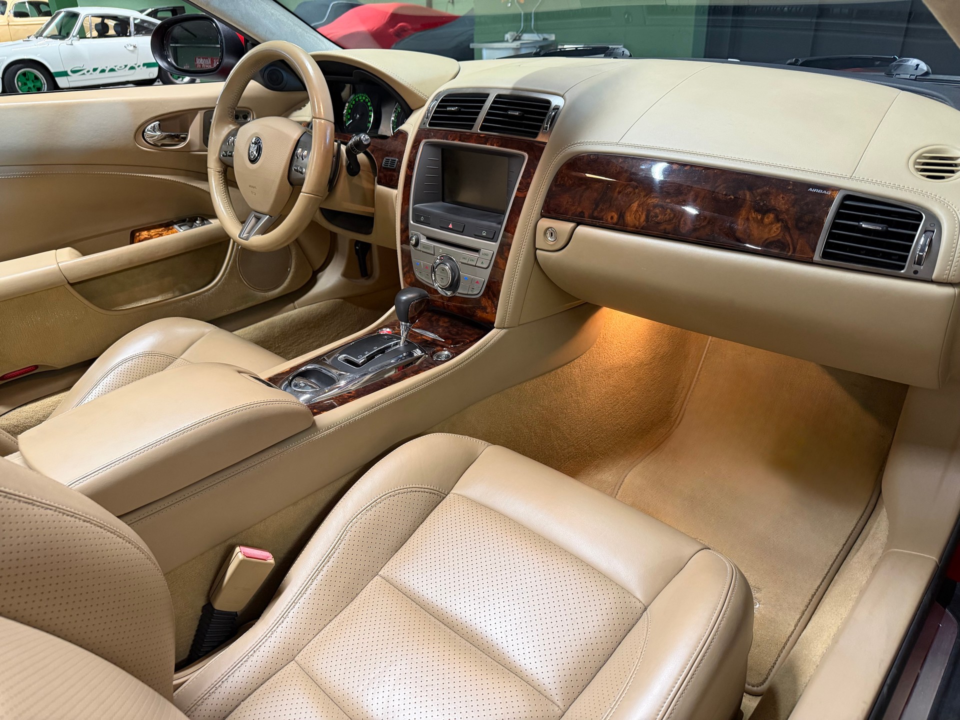 JAGUAR 4.2 V8 Cabriolet-image-1