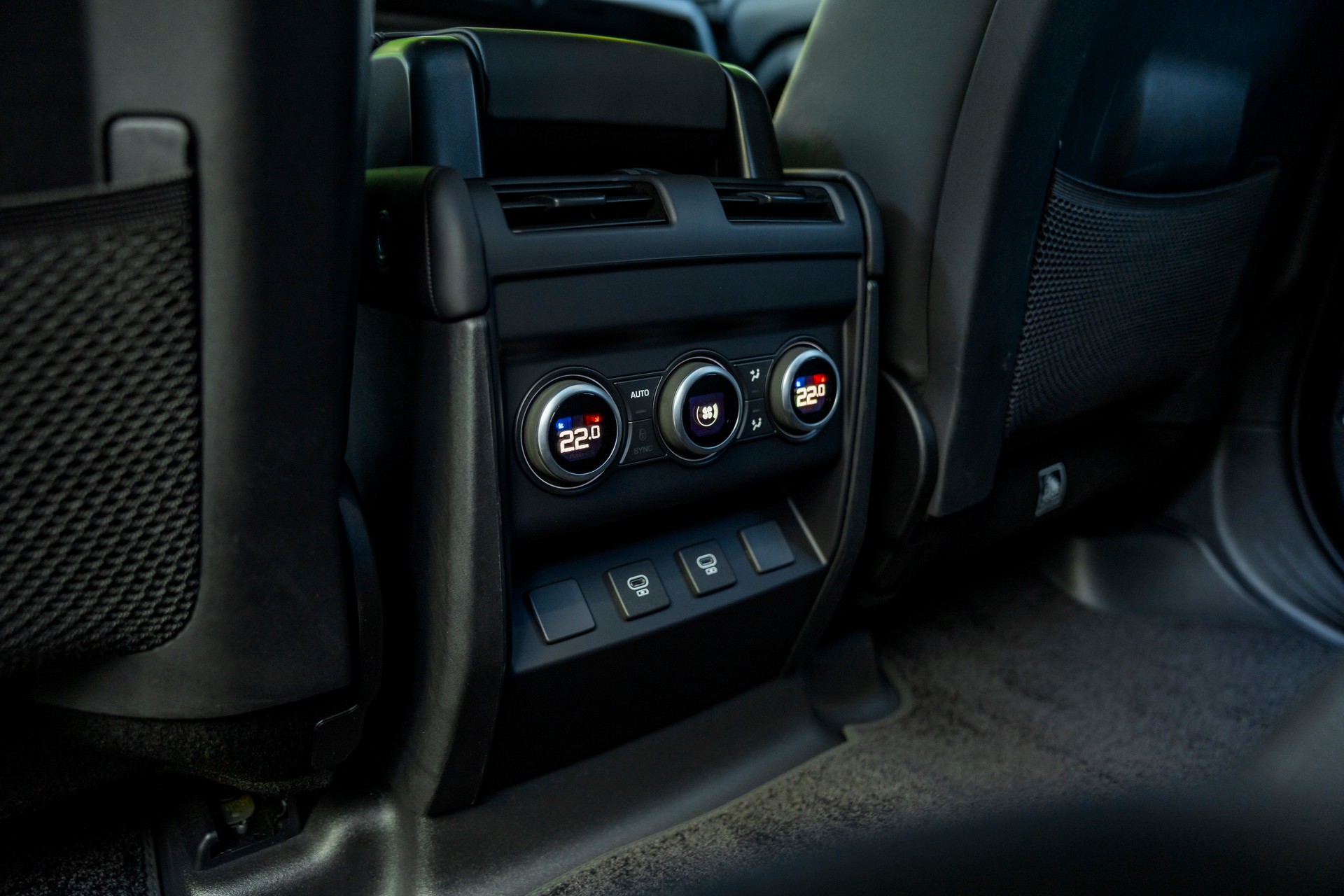 LAND ROVER 3.0 D I6 300 X-Dynamic HSE-image-9
