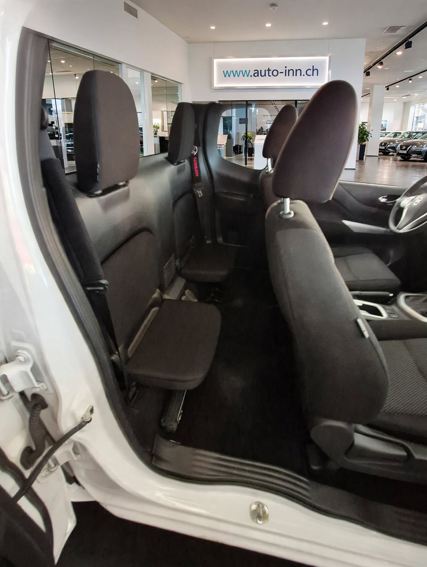 NISSAN Navara King Cab Acenta 2.3 dCi 4WD-image-9