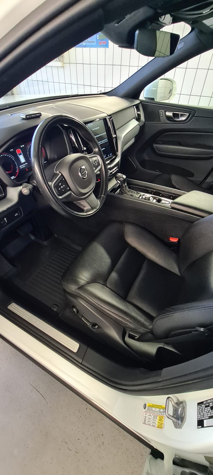 VOLVO XC60 T5 Momentum Geartronic-image-4
