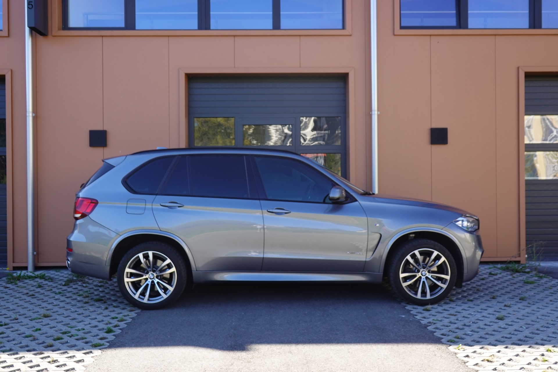 BMW X5 xDrive 40d "* CH Auto * Pack M * Caméra de Recul * Tempomat * Sièges Elect. Mém * Accès Confort * Navigation Profess *"-image-3