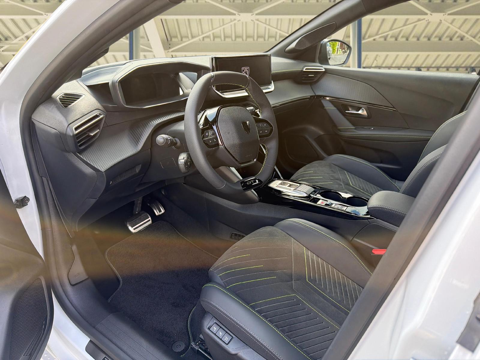 PEUGEOT 208 1.2 Hybrid 145 GT Exclusive-image-12