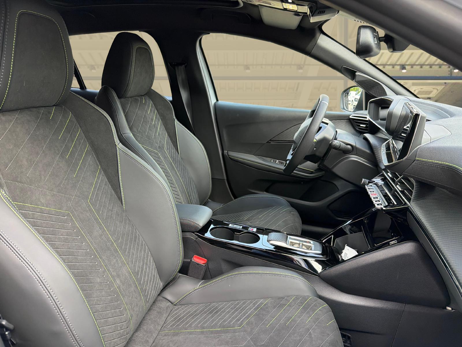 PEUGEOT 208 1.2 Hybrid 145 GT Exclusive-image-9