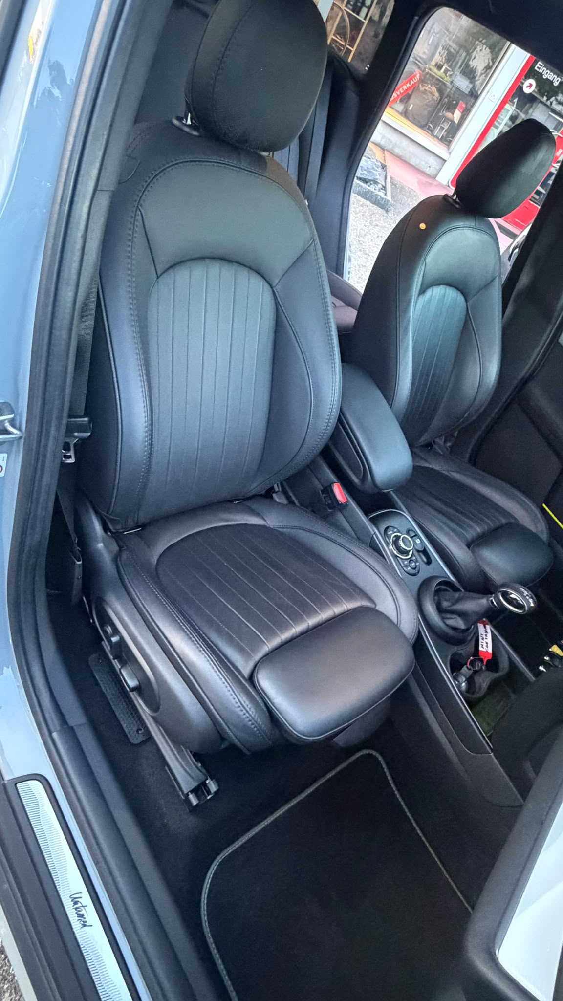MINI Countryman Cooper SE Untamed Edition ALL4 PHEV Steptronic-image-12