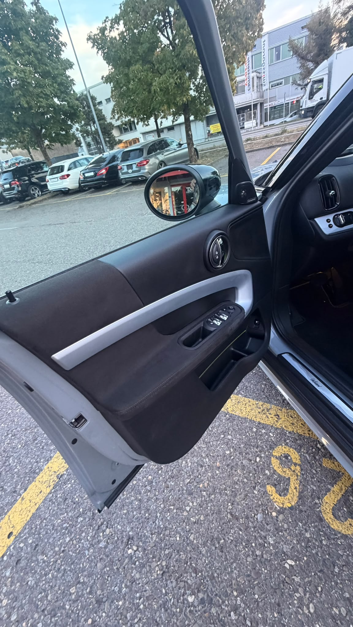 MINI Countryman Cooper SE Untamed Edition ALL4 PHEV Steptronic-image-13