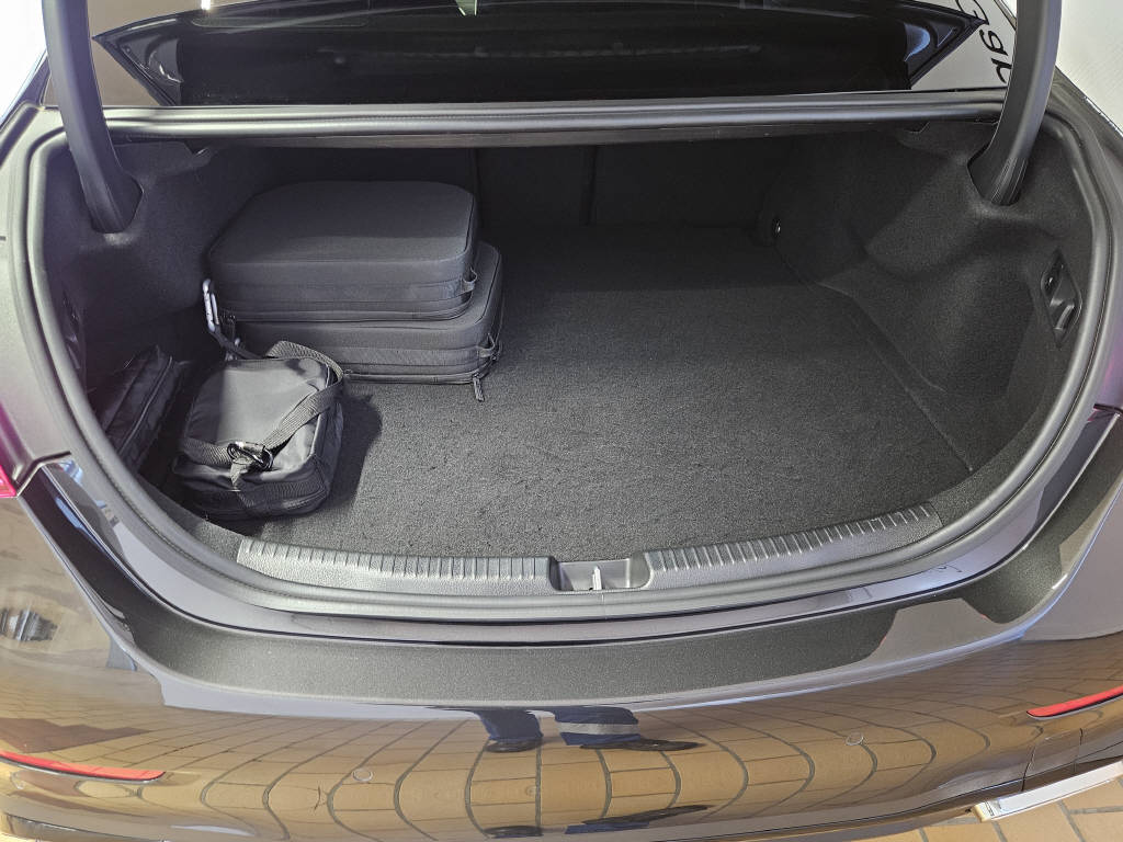 MERCEDES-BENZ C 400 e 4Matic AMG Line-image-3