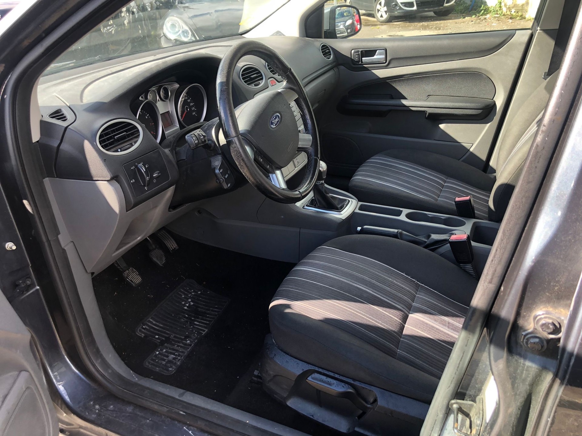 FORD Focus 2.0i Titanium-image-4