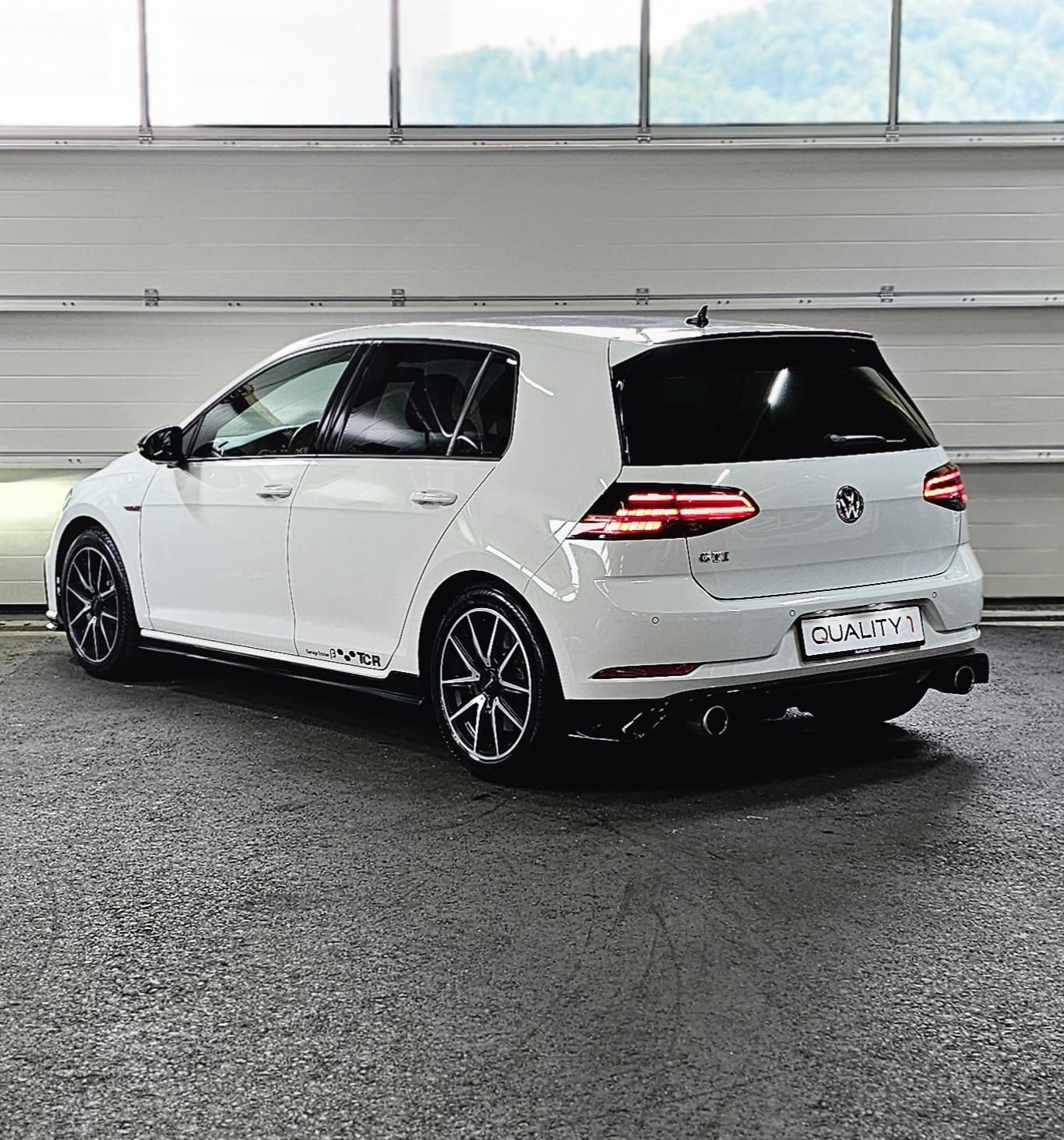 VW Golf 2.0 TSI GTI TCR DSG-image-2
