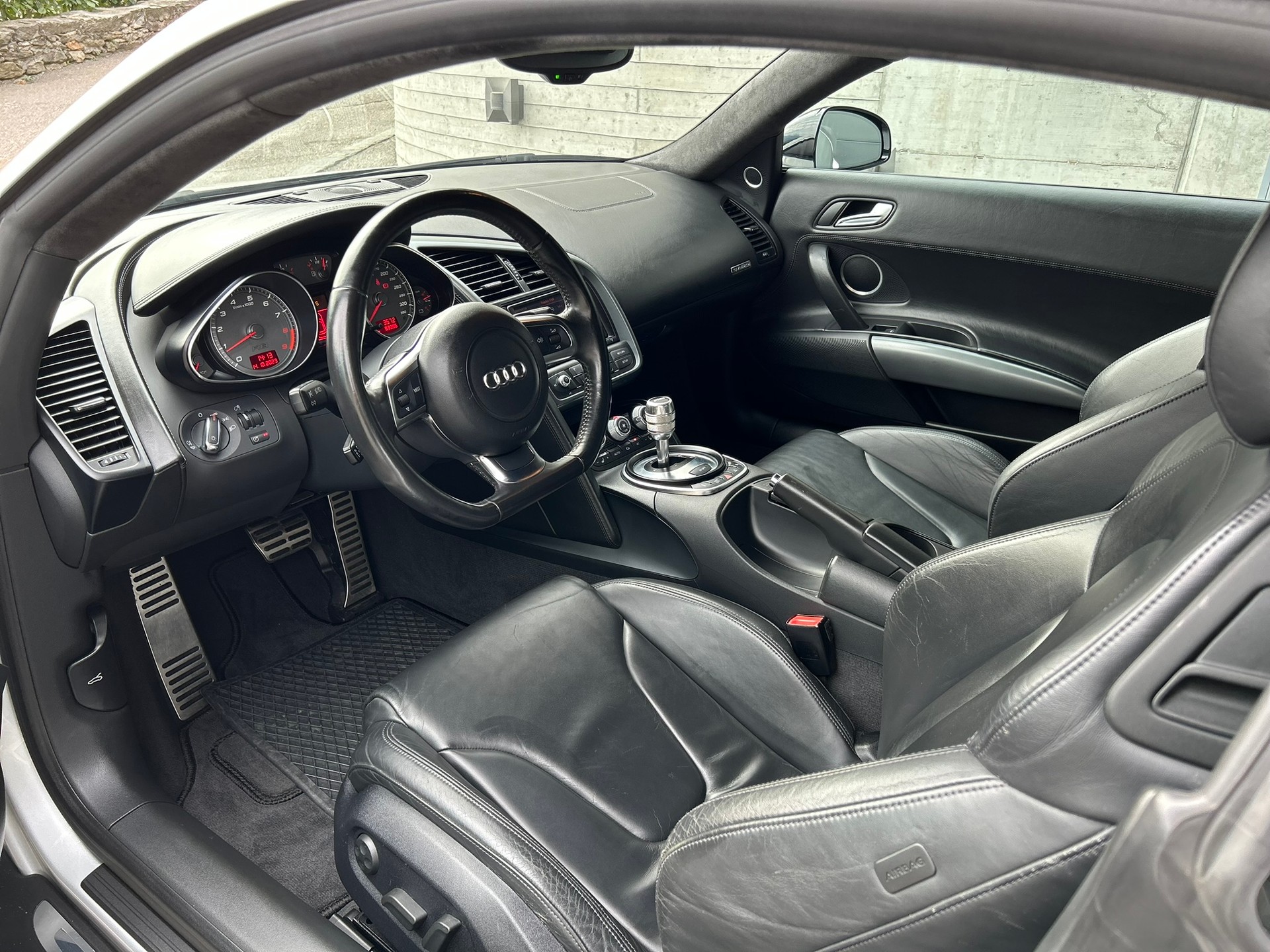 AUDI R8 Coupé 4.2-image-5