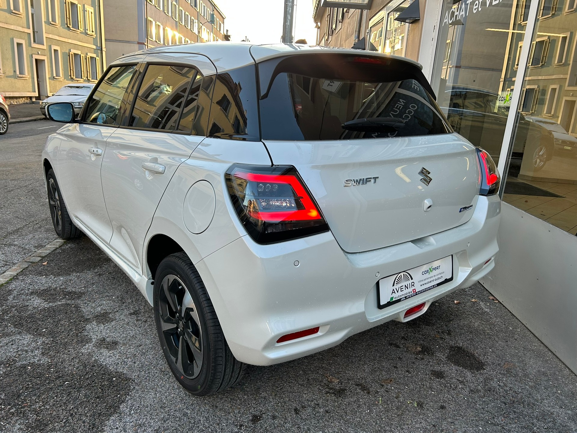 SUZUKI Swift 1.2 Compact Top Hybrid 4x4-image-2