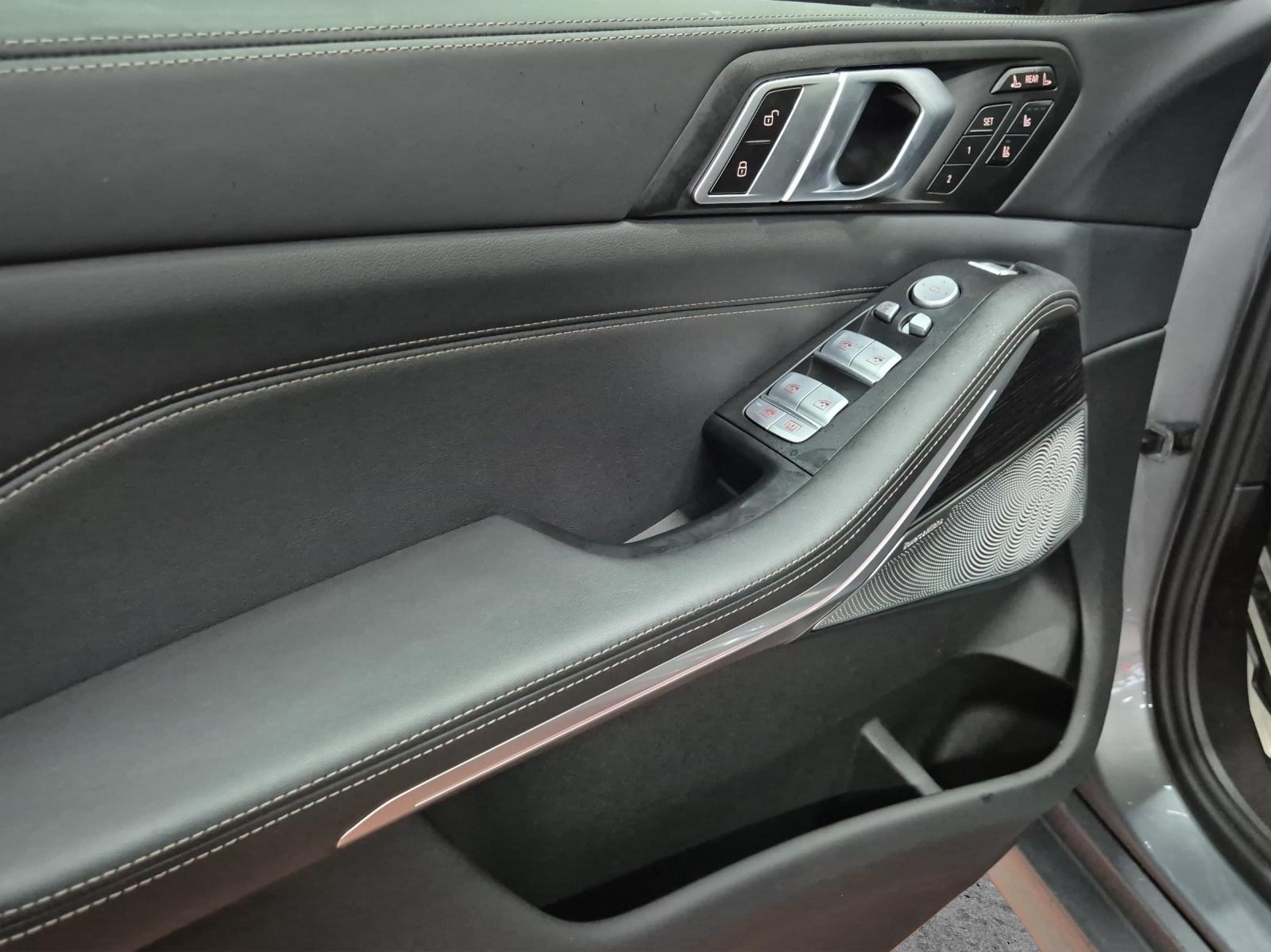 BMW X7 M60i-image-12