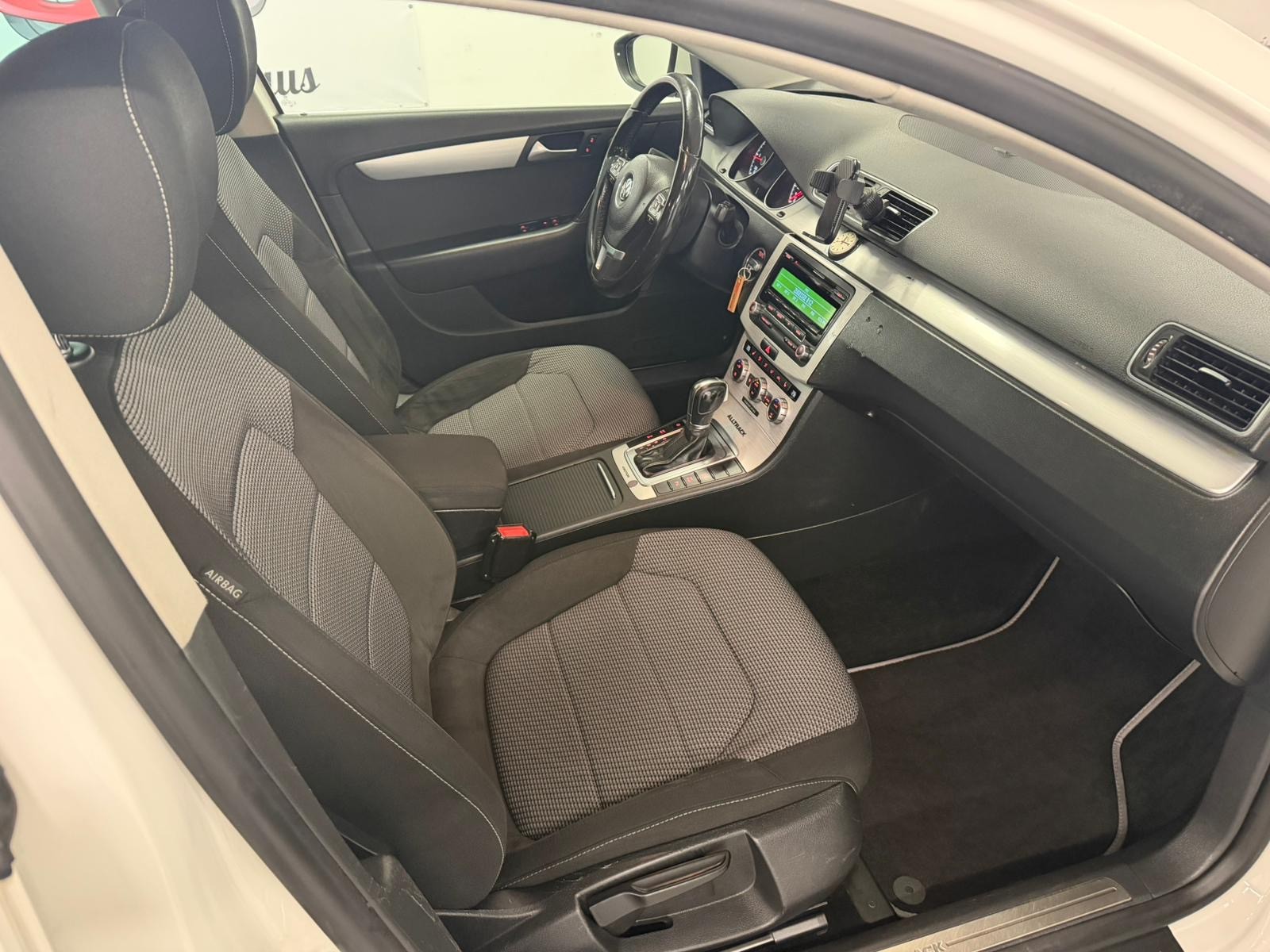 VW Passat Alltrack 2.0 TDI BMT 4Motion DSG-image-11