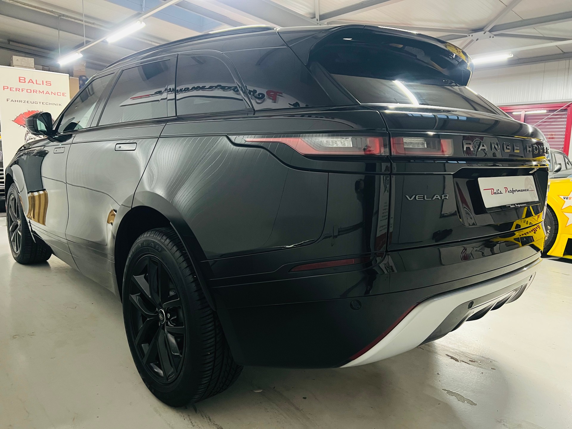 LAND ROVER Range Rover Velar R-Dynamic D 200 SE Automatic-image-4