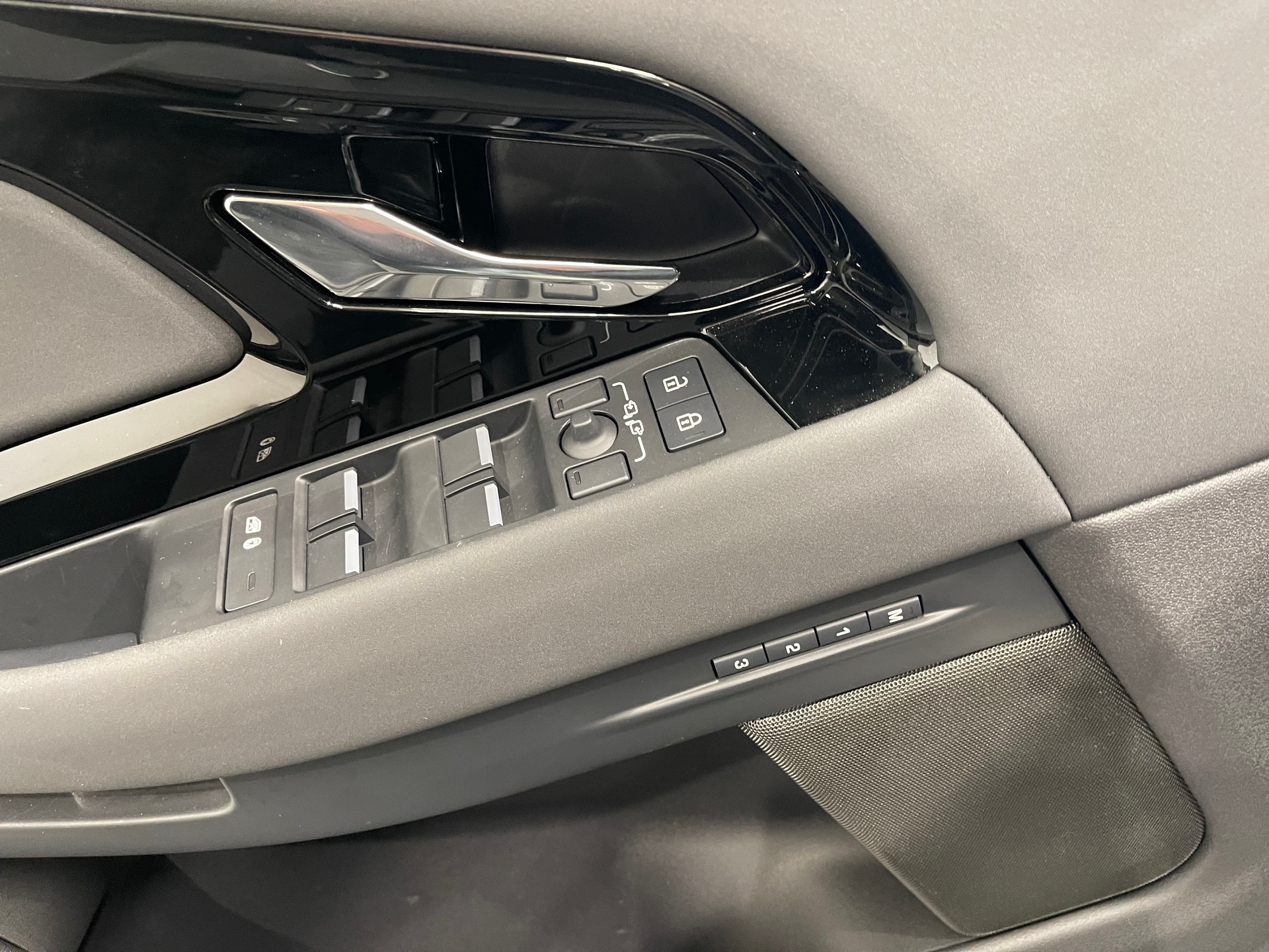 LAND ROVER Range Rover Evoque R-Dynamic D 200 MHEV SE AT9 *FACELIFT*-image-12