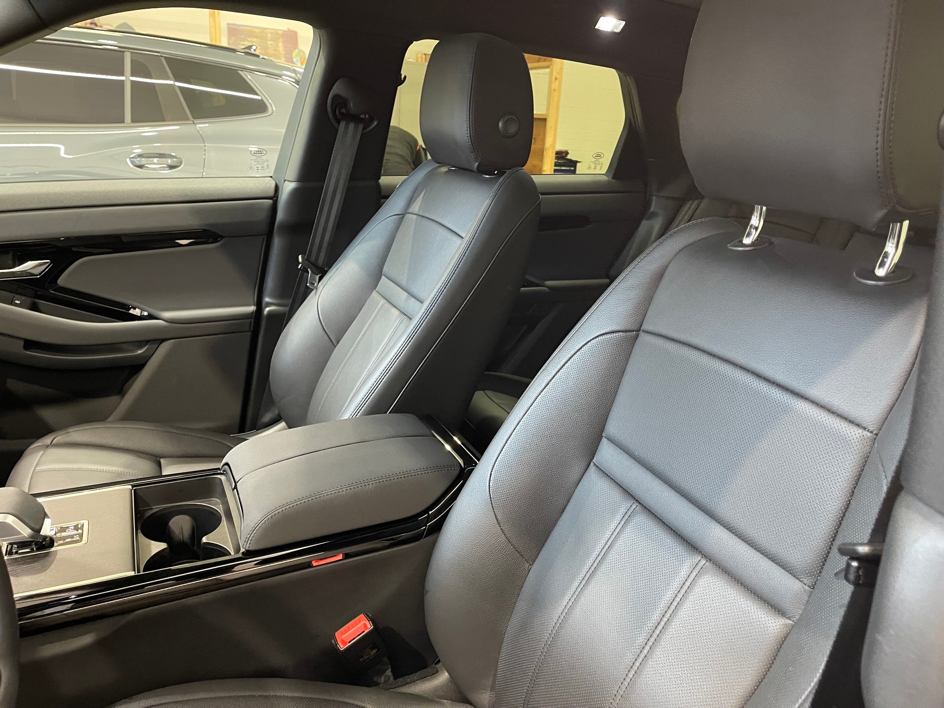 LAND ROVER Range Rover Evoque R-Dynamic D 200 MHEV SE AT9 *FACELIFT*-image-8