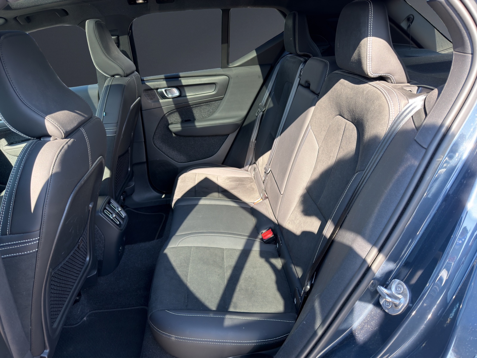 VOLVO XC40 Recharge P6 Ultimate FWD-image-9