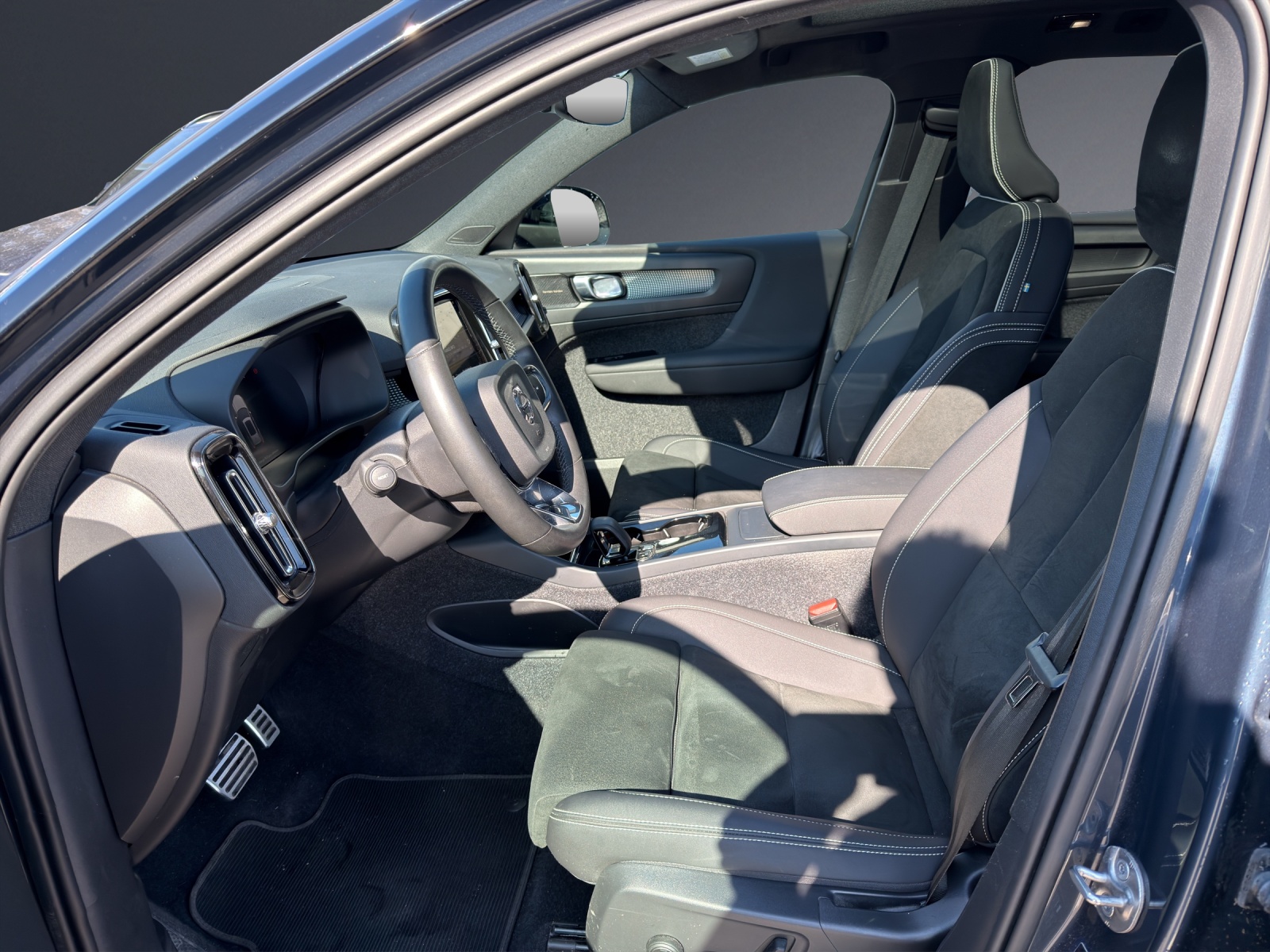VOLVO XC40 Recharge P6 Ultimate FWD-image-5