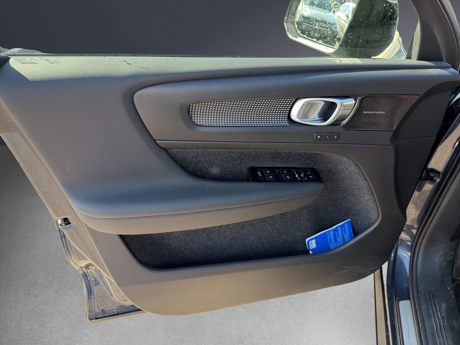 VOLVO XC40 Recharge P6 Ultimate FWD-image-11