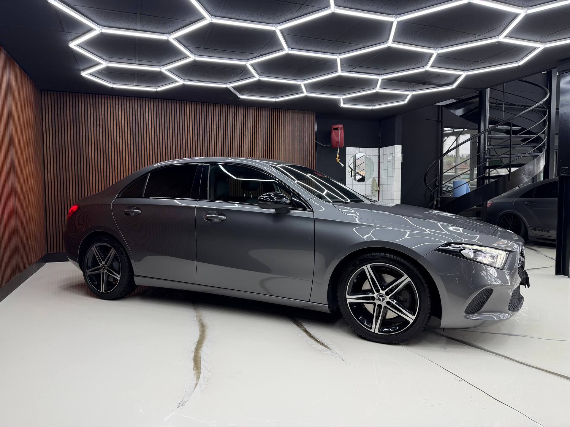 MERCEDES-BENZ A 220 Style 7G-DCT 4Matic-image-4