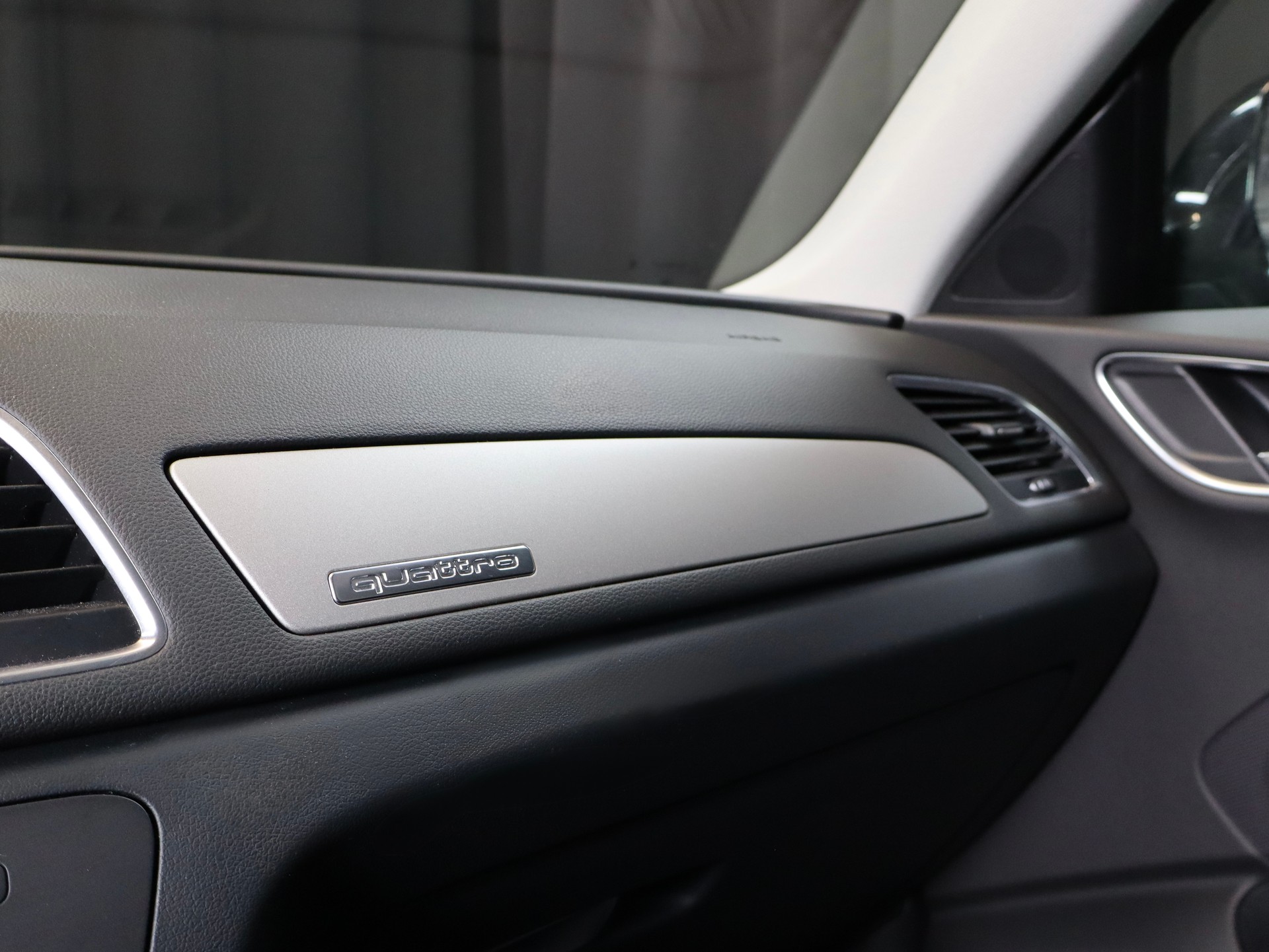 AUDI Q3 2.0 TDI quattro S-tronic-image-11