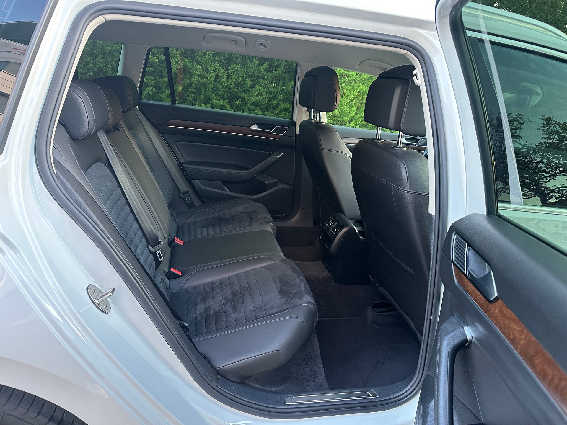 VW Passat Variant 2.0 TDI BMT High. DSG 4Motion-image-9