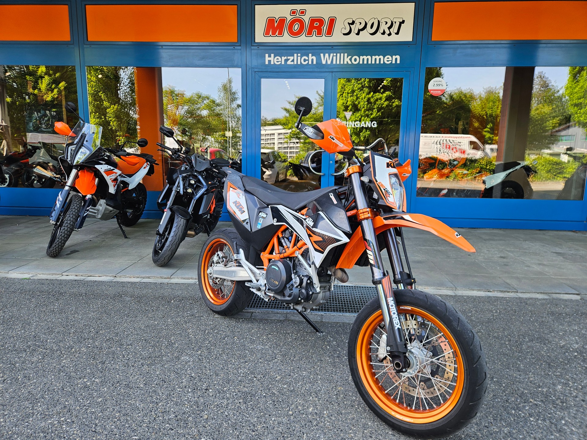 KTM 690 SMC R-showroom-element-1