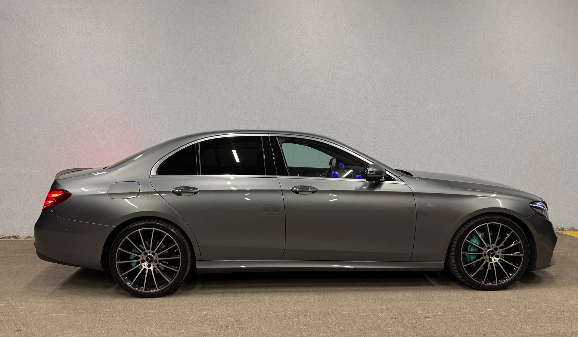 MERCEDES-BENZ E 220 d AMG Line 9G-Tronic *CH-FHZ*BURMESTER*PANO*DISTRONIC*KERAMIKVERSIEGELT*-image-4