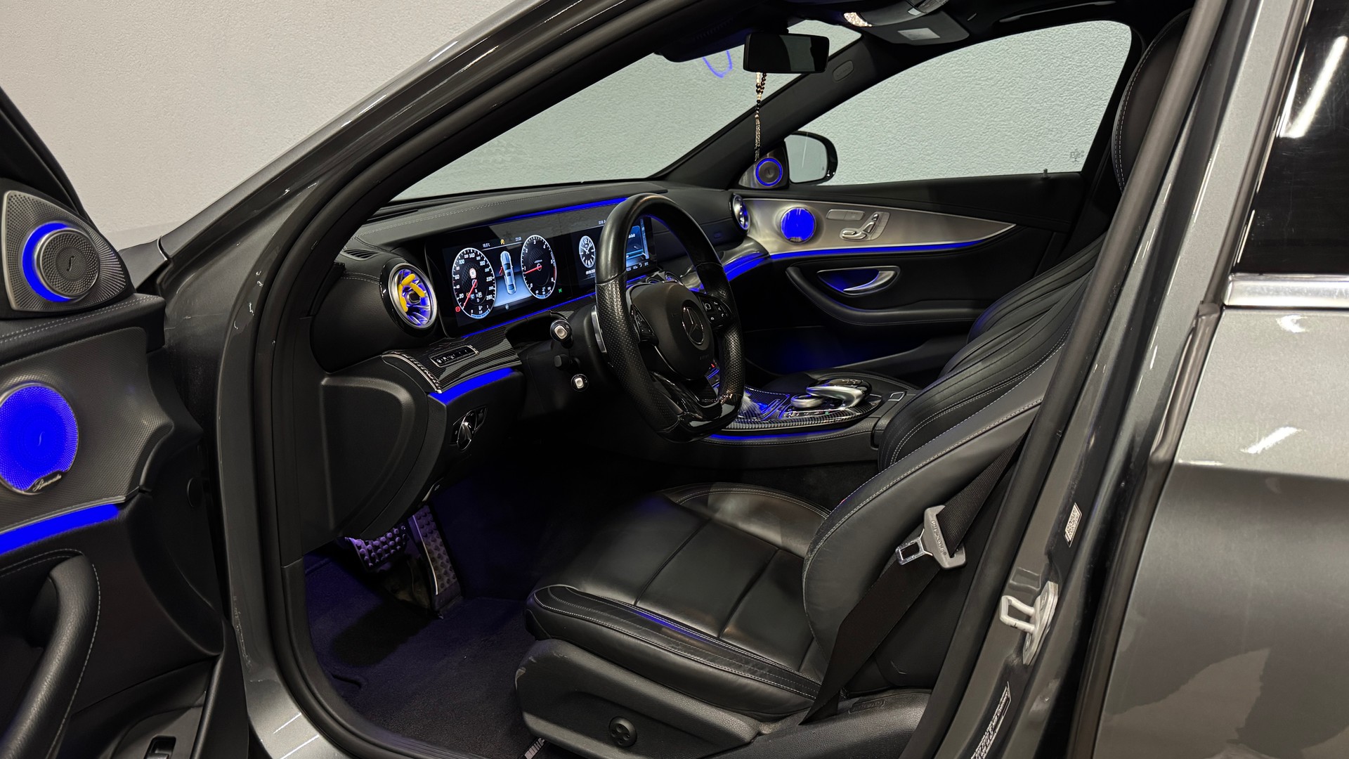 MERCEDES-BENZ E 220 d AMG Line 9G-Tronic *CH-FHZ*BURMESTER*PANO*DISTRONIC*KERAMIKVERSIEGELT*-image-9