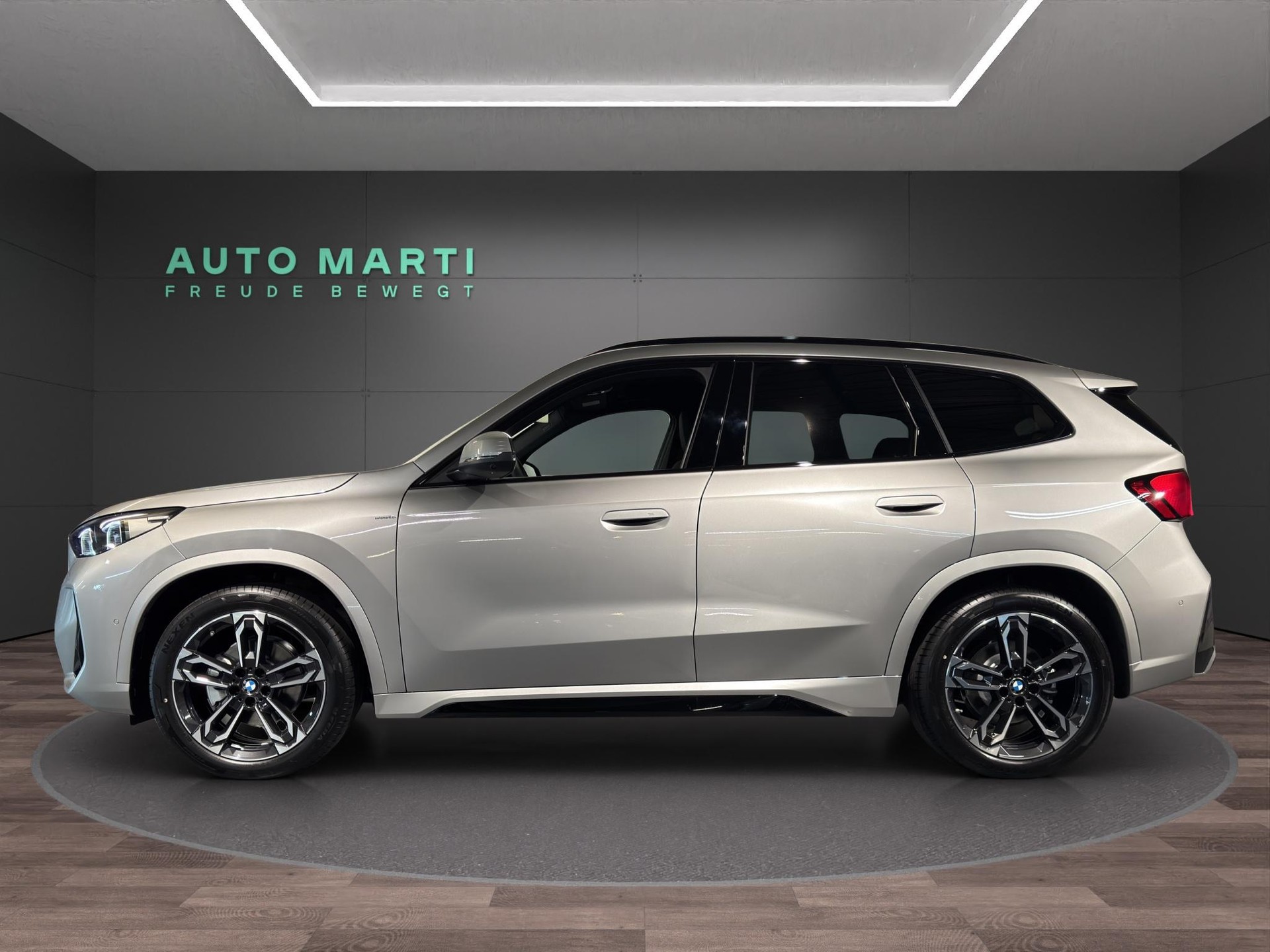 BMW iX1 20 eDrive-image-1