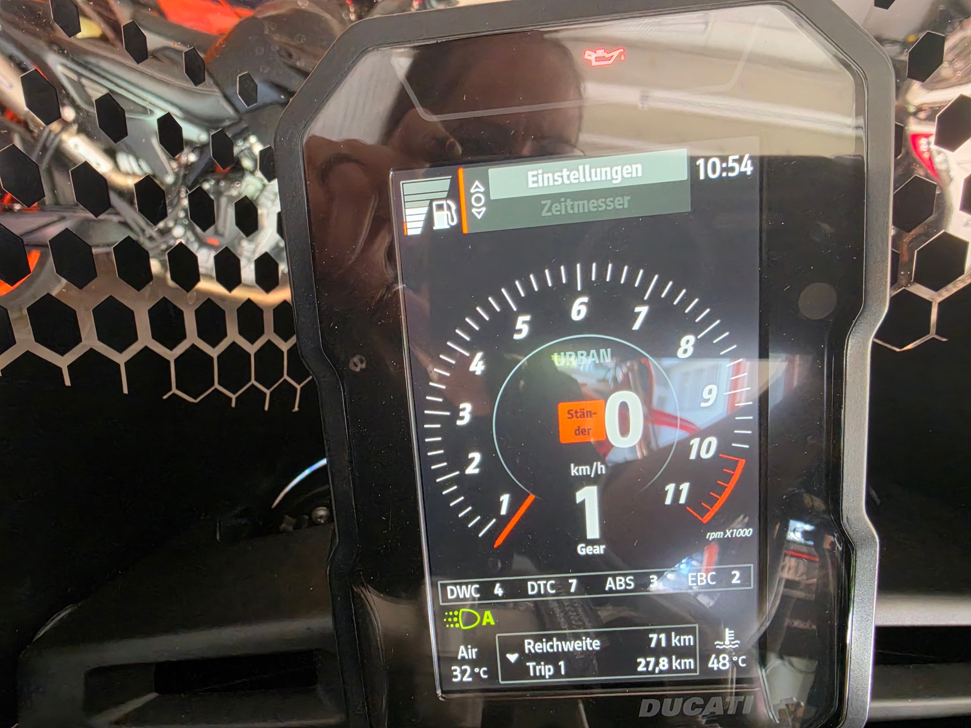 DUCATI Desert X-showroom-element-3