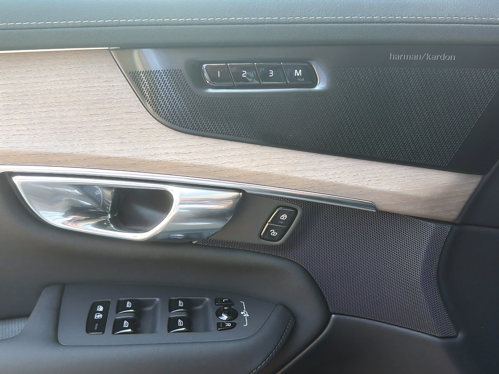 VOLVO XC90 2.0 T8 TE Plus Dark eAWD-image-18
