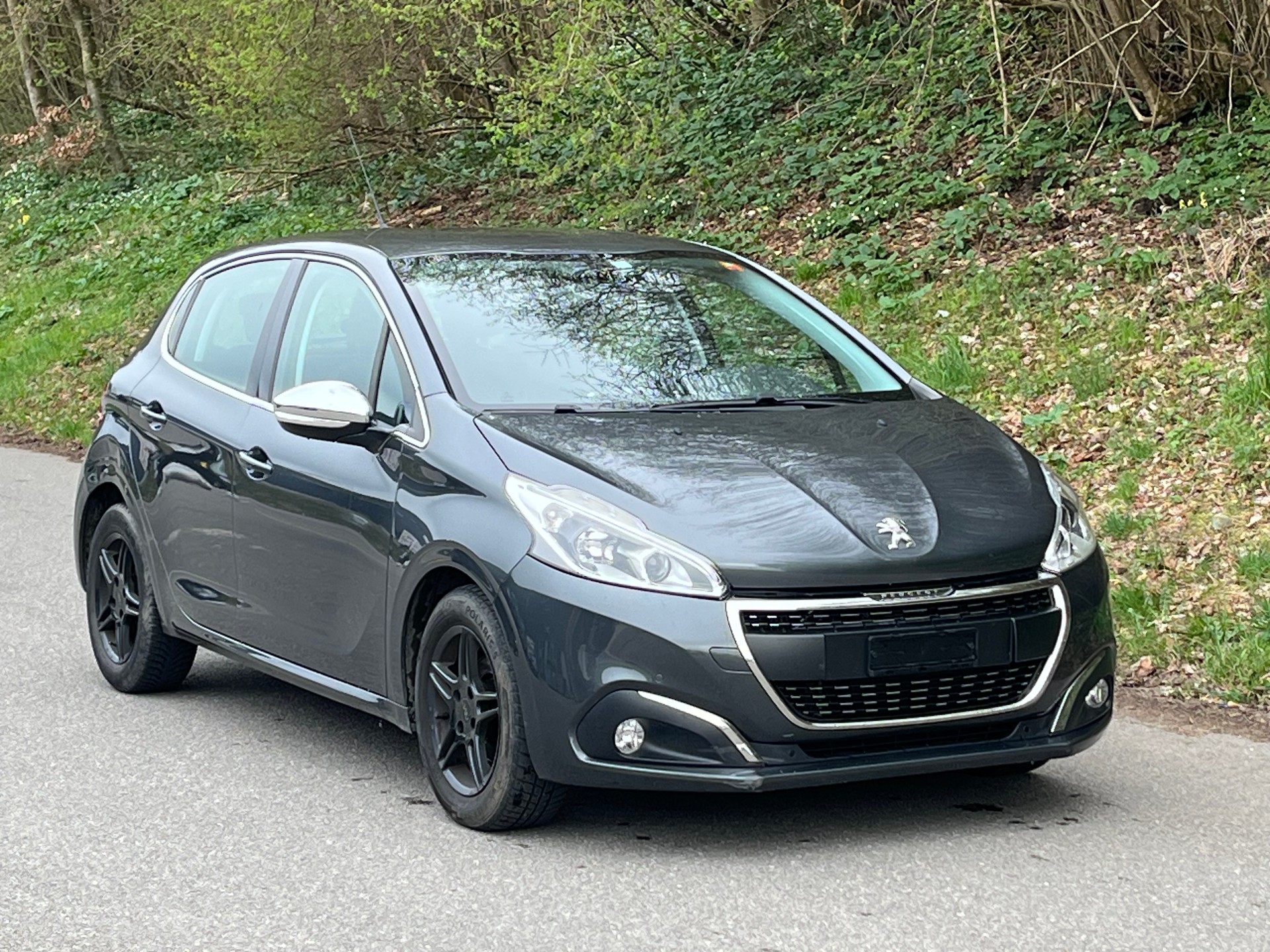 PEUGEOT 208 1.2 PureTech Allure-image-1