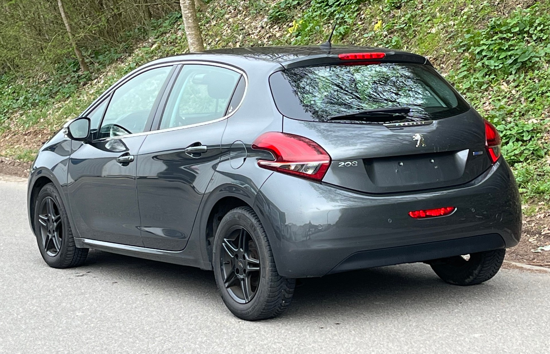 PEUGEOT 208 1.2 PureTech Allure-image-3