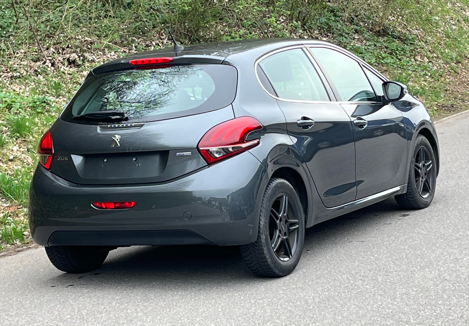 PEUGEOT 208 1.2 PureTech Allure-image-2