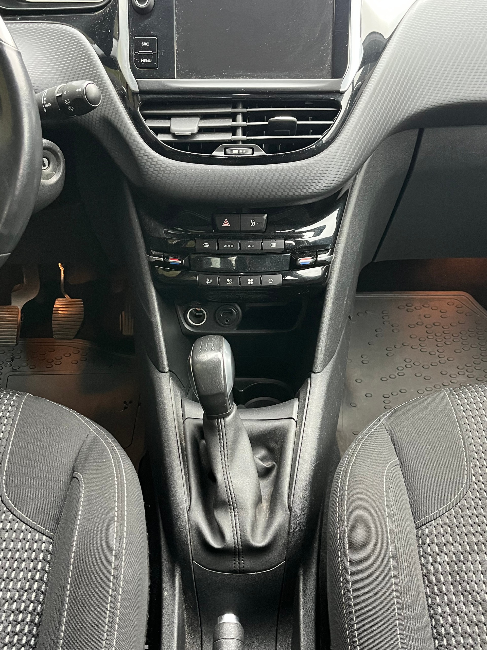 PEUGEOT 208 1.2 PureTech Allure-image-11