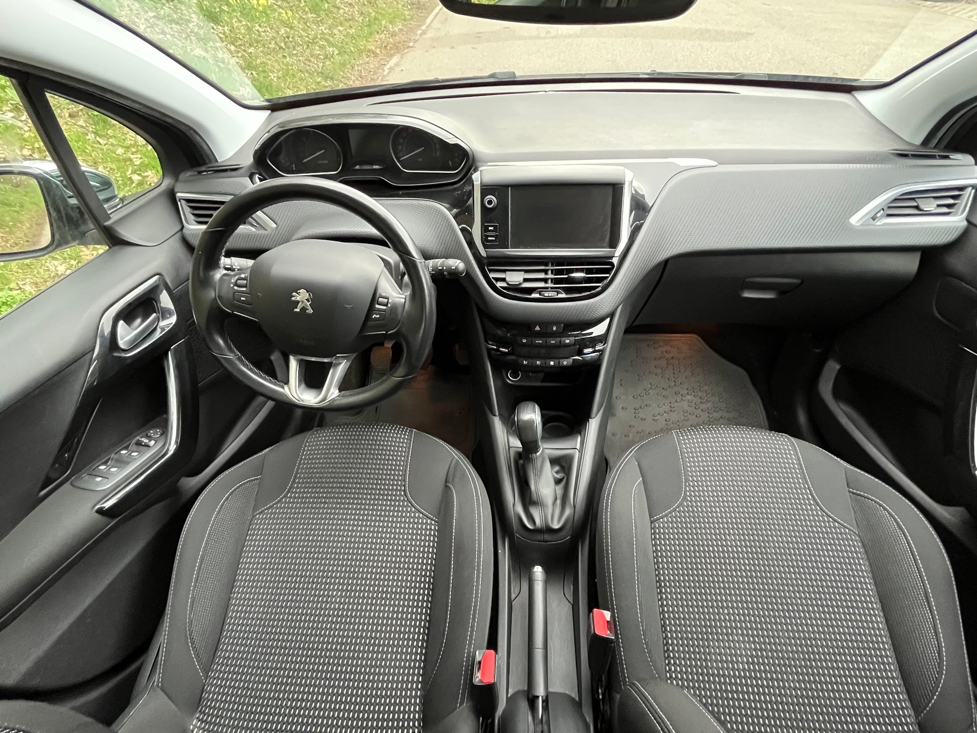 PEUGEOT 208 1.2 PureTech Allure-image-4