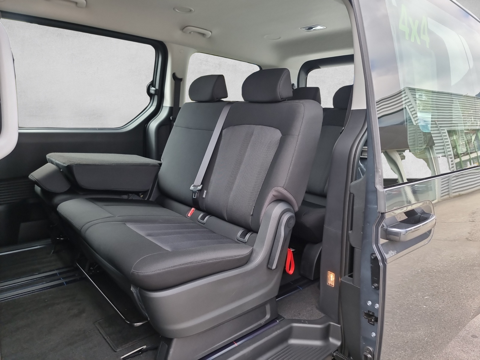 HYUNDAI Staria Premium 2.2 CRDi Amplia 4WD A-image-11