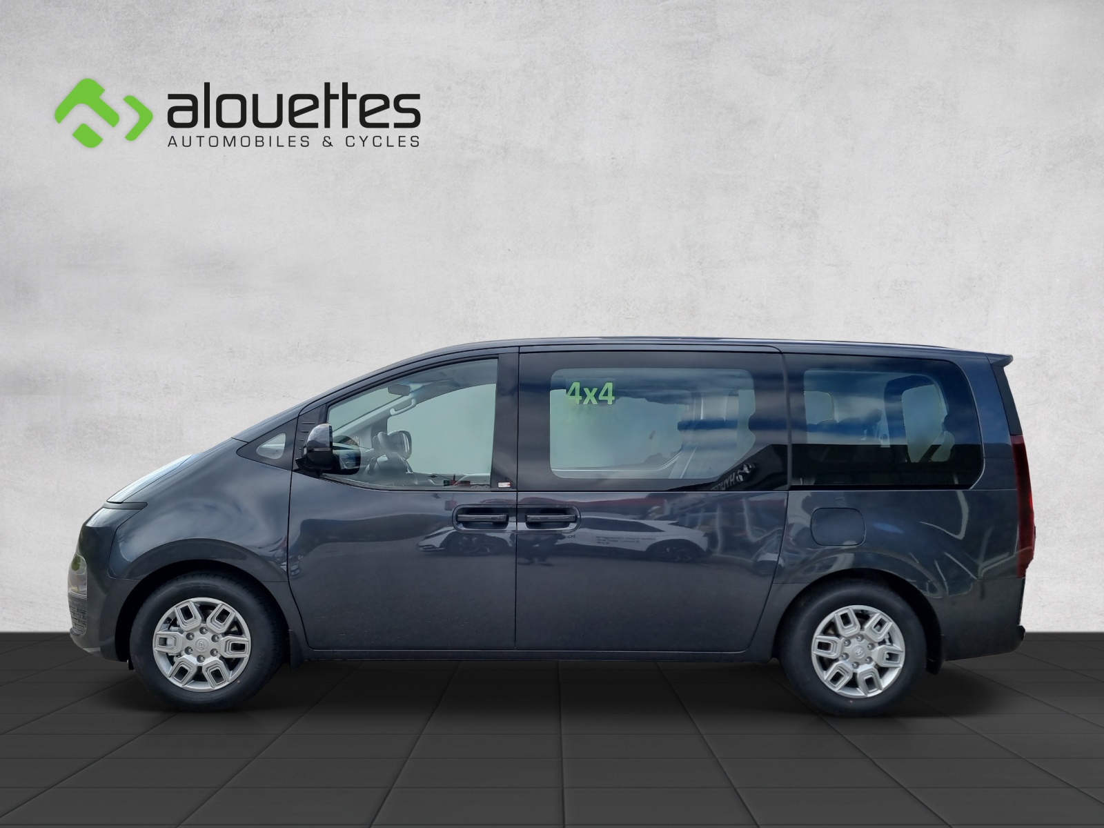 HYUNDAI Staria Premium 2.2 CRDi Amplia 4WD A-image-2