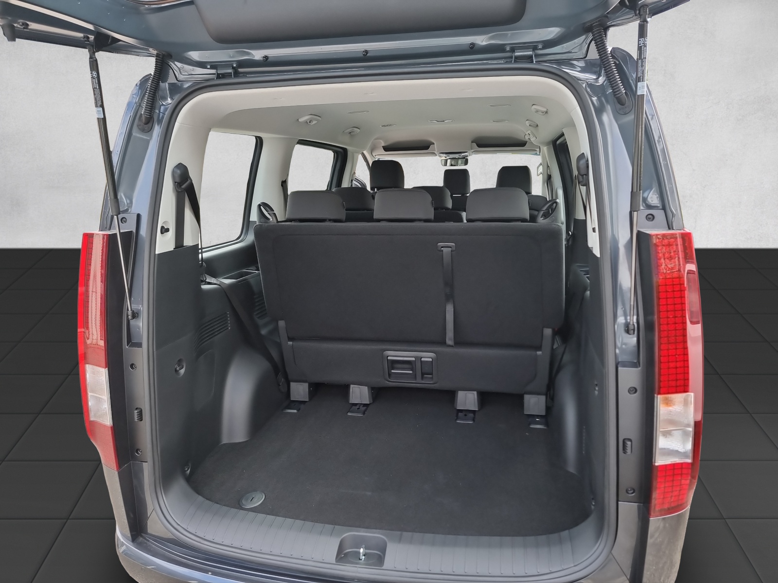 HYUNDAI Staria Premium 2.2 CRDi Amplia 4WD A-image-12