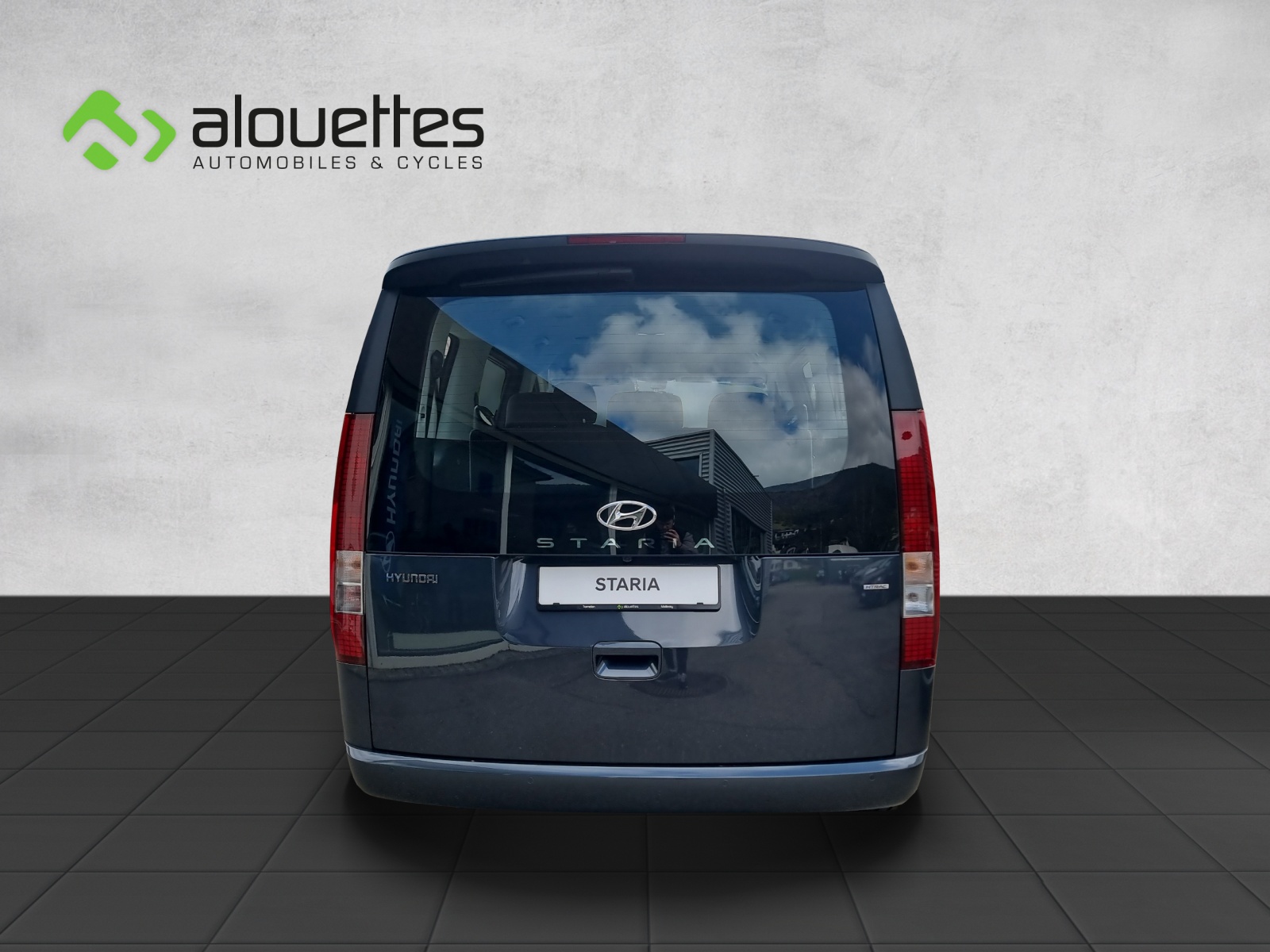 HYUNDAI Staria Premium 2.2 CRDi Amplia 4WD A-image-3