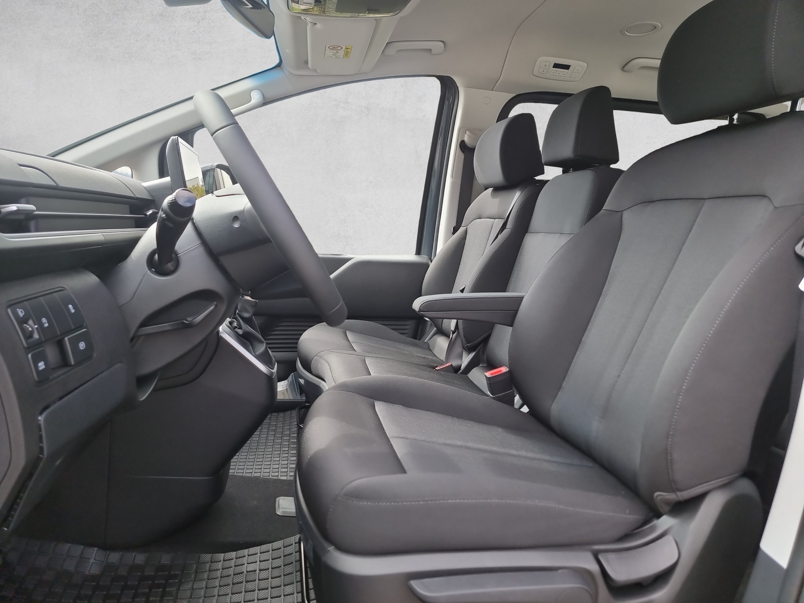 HYUNDAI Staria Premium 2.2 CRDi Amplia 4WD A-image-10