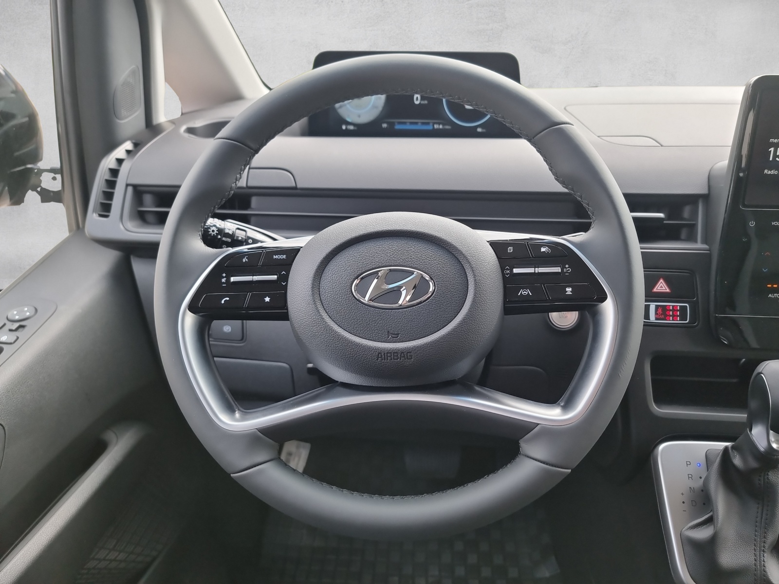 HYUNDAI Staria Premium 2.2 CRDi Amplia 4WD A-image-6