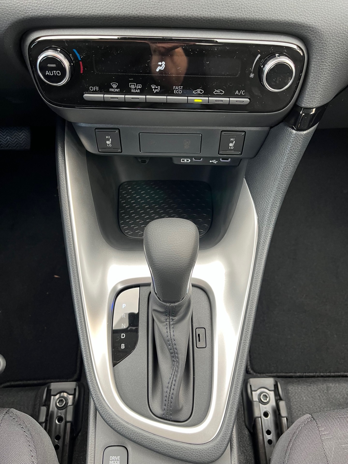 TOYOTA Yaris 1.5 Comfort e-CVT-image-15