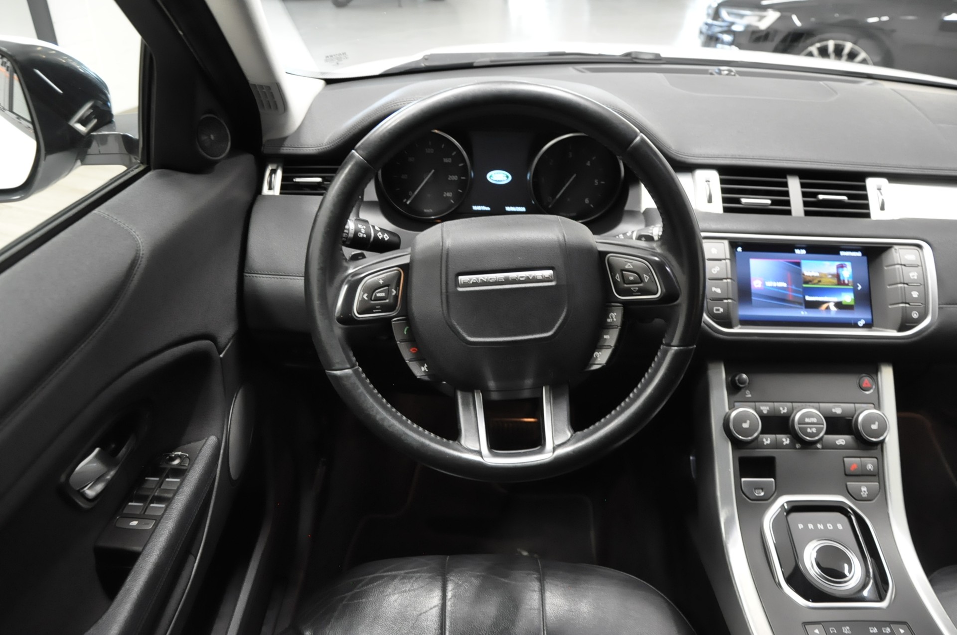 LAND ROVER Range Rover Evoque 2.0 TD4 Pure AT9-image-16