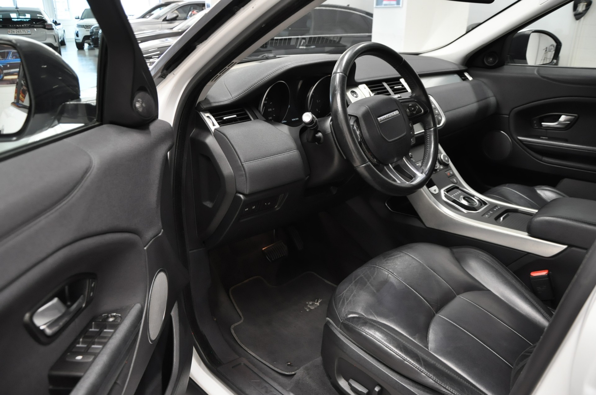 LAND ROVER Range Rover Evoque 2.0 TD4 Pure AT9-image-9