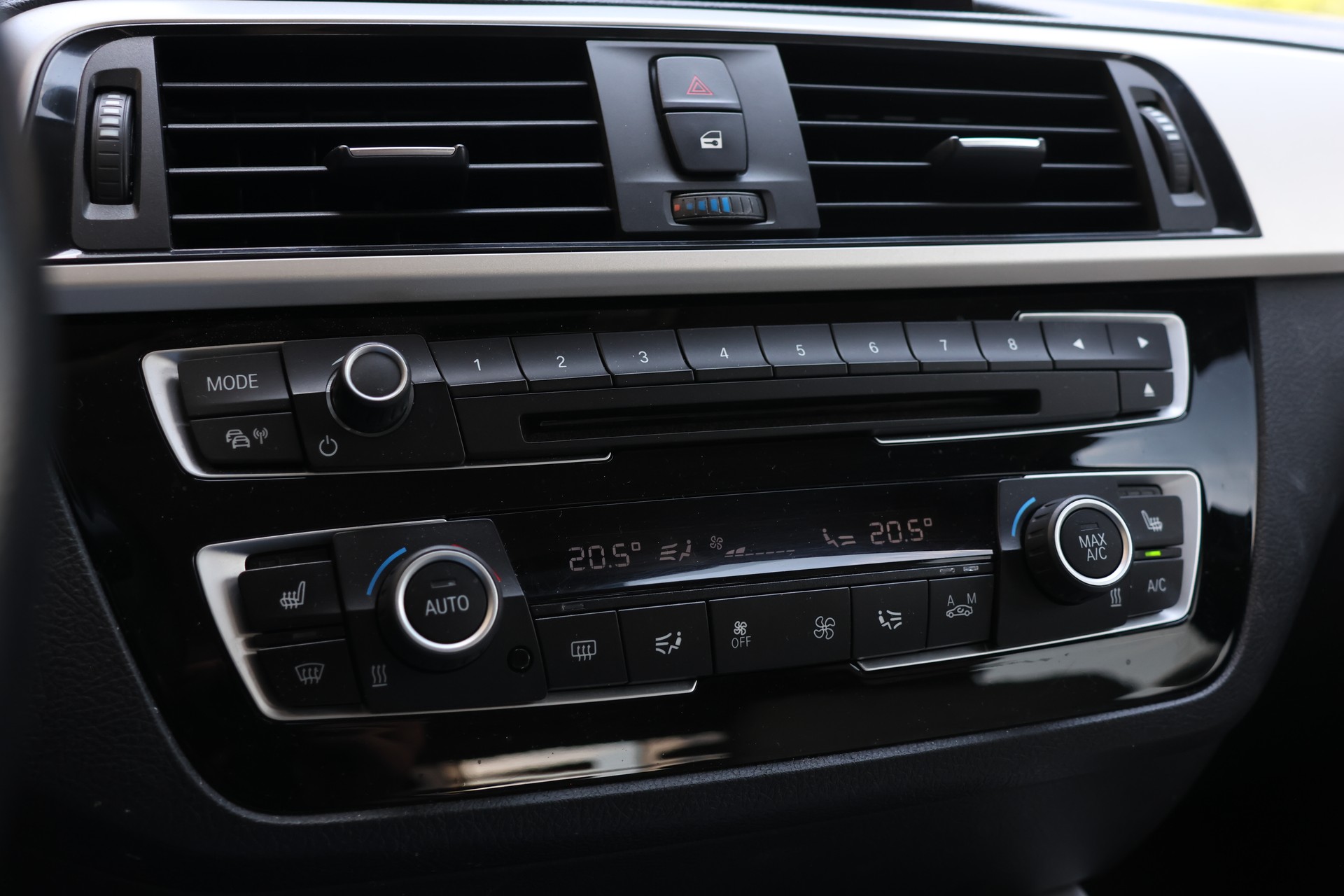 BMW 120d xDrive Sport Line Steptronic-image-17