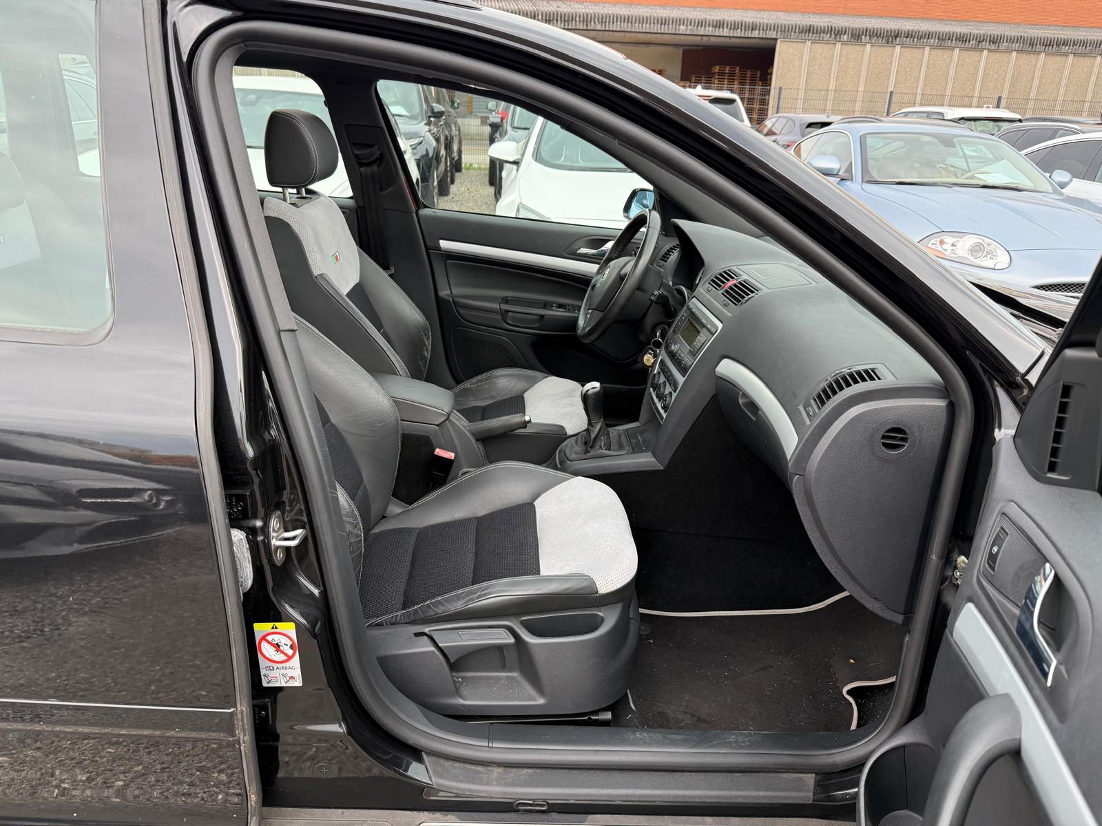 SKODA Octavia Combi 2.0 TFSI 200 RS-image-6