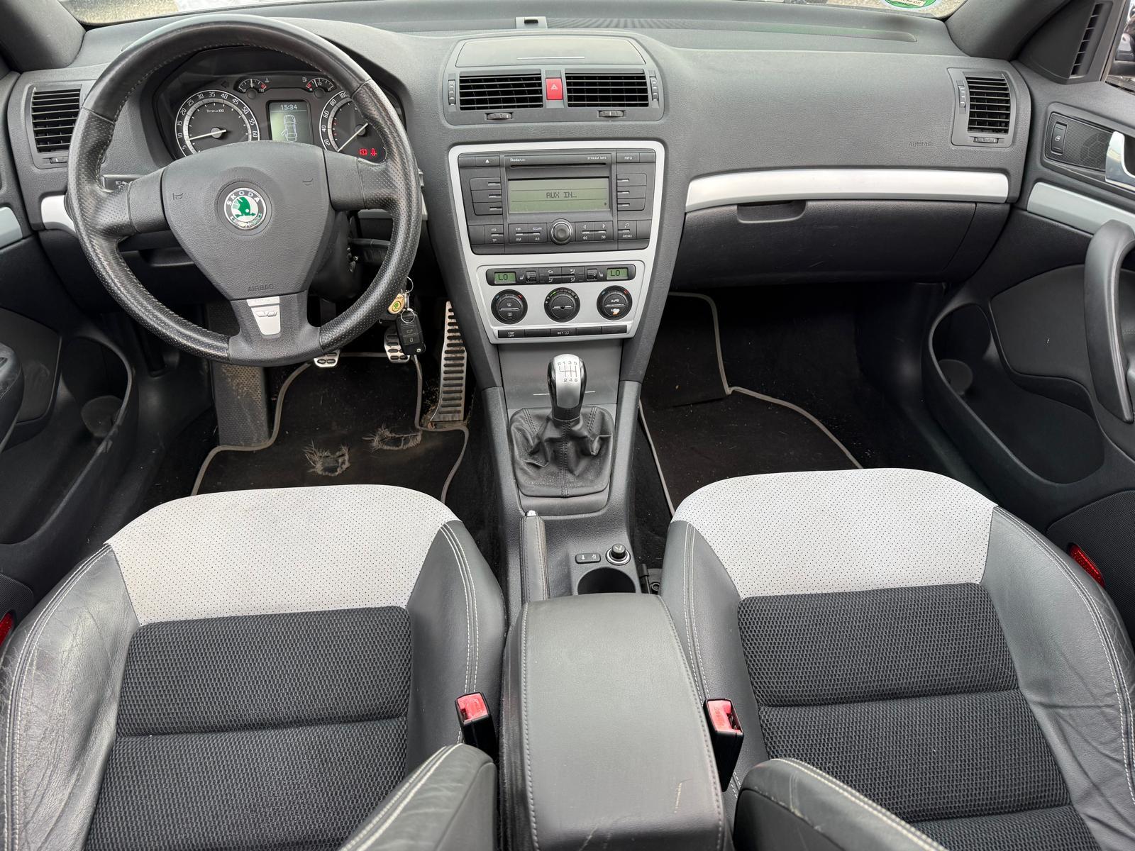 SKODA Octavia Combi 2.0 TFSI 200 RS-image-7