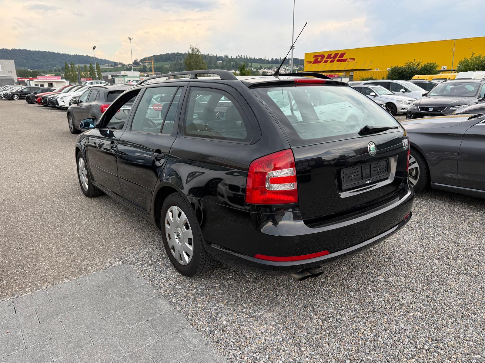SKODA Octavia Combi 2.0 TFSI 200 RS-image-3