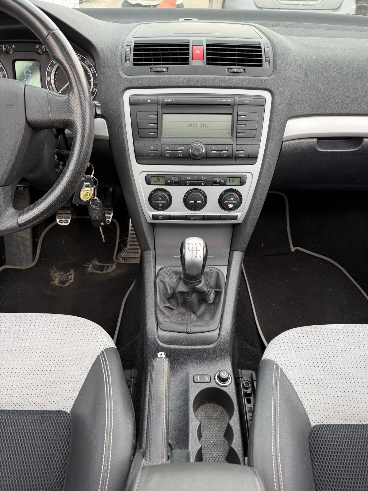 SKODA Octavia Combi 2.0 TFSI 200 RS-image-10